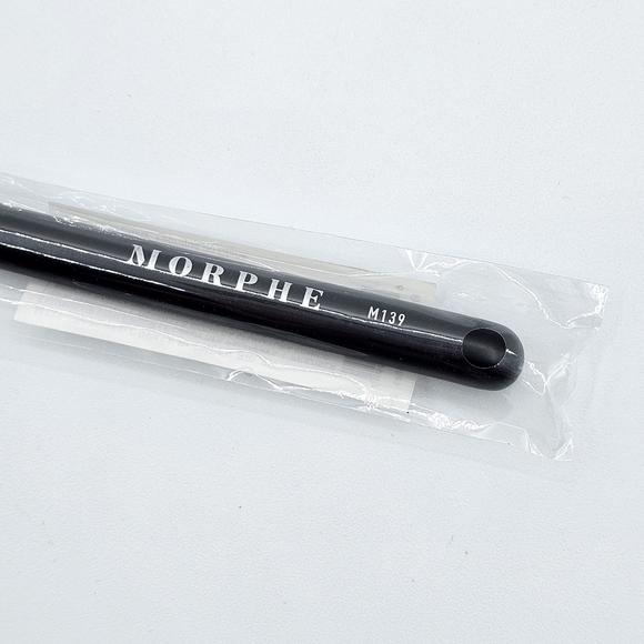 Morphe M139 Tapered Crease Blender Eyeshadow Brush - Picture 3 of 5
